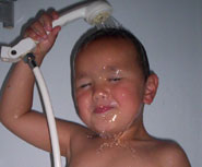 Kopje onder in de douche